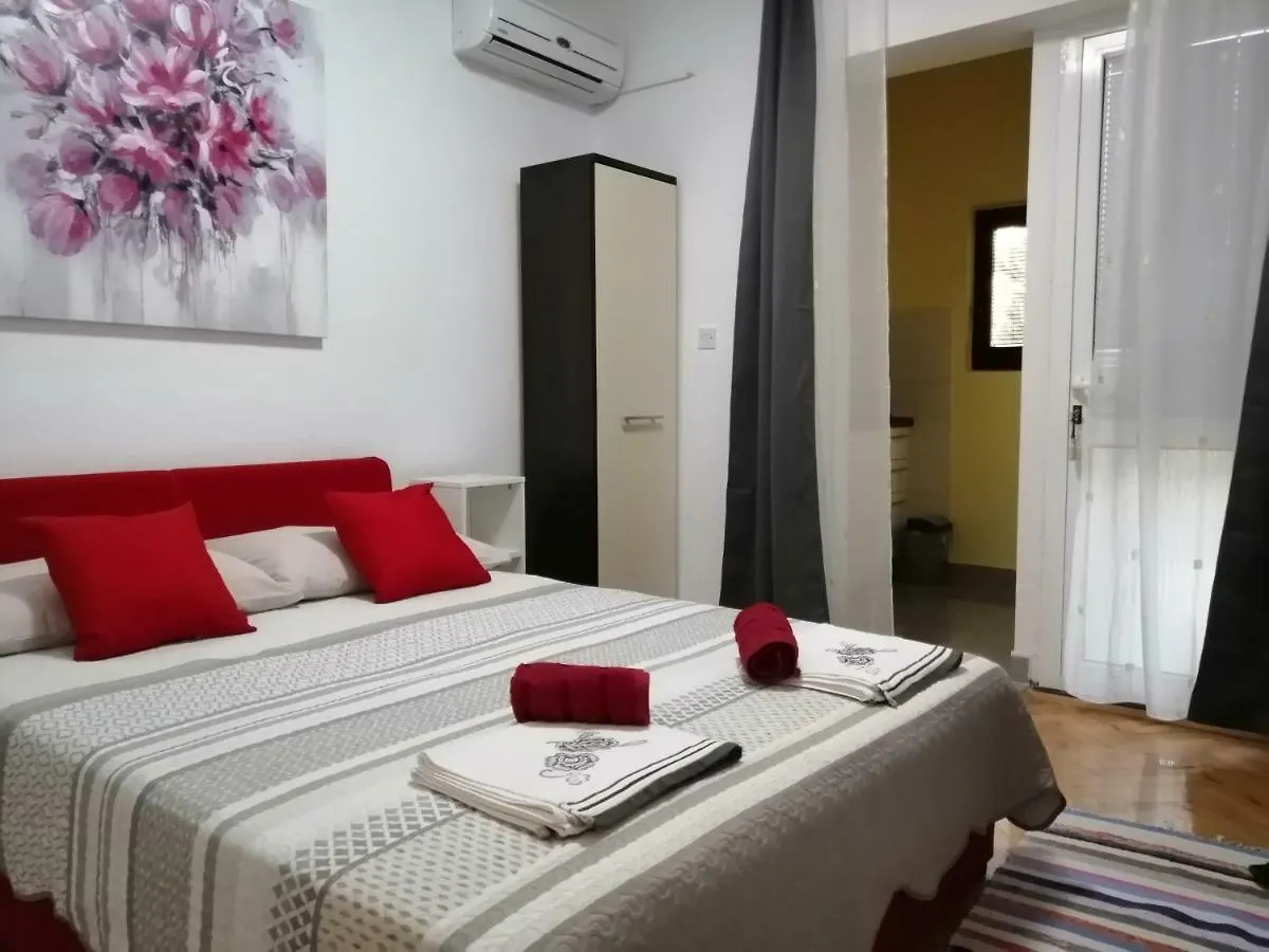 Apartmani Korina Stari Grad 0*,