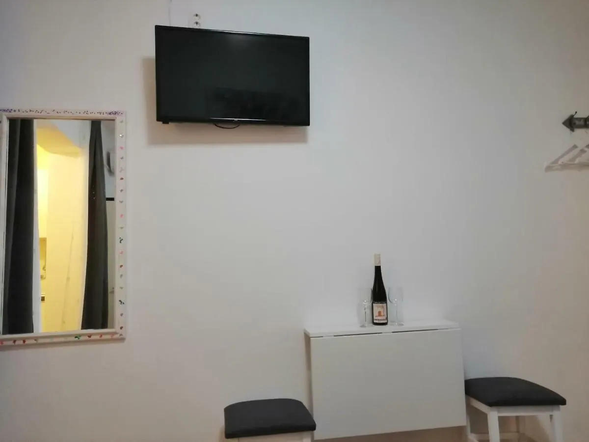 Apartmani Korina Stari Grad 0*,