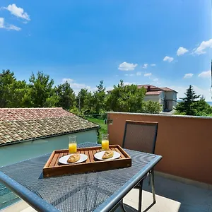 Villa Cascada With Private Jacuzzi And Private Parking, Starigrad Paklenica